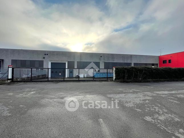Capannone in commerciale in Via Louis Blériot 19