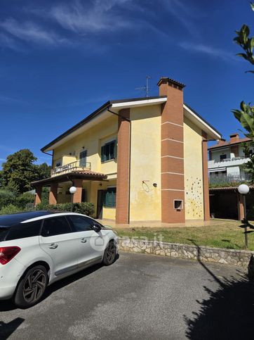 Casa bi/trifamiliare in residenziale in Via Mario Piacentini 24