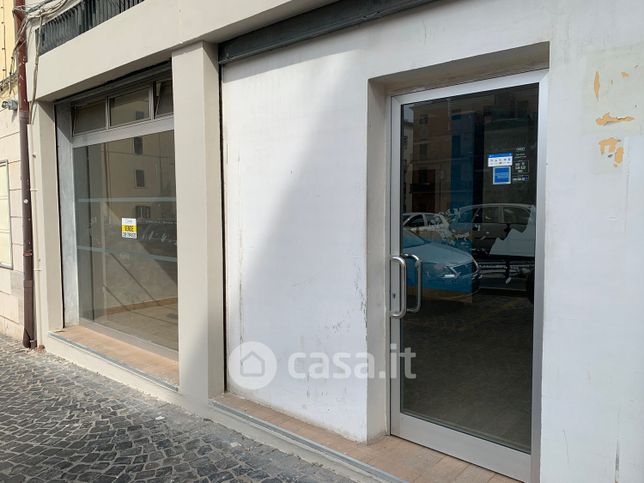 Negozio/locale commerciale in commerciale in Via Alberto Guglielmotti 24