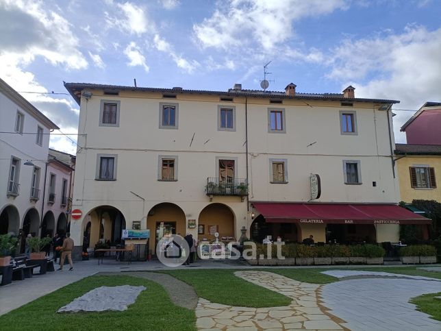 Attivitã /licenza (con o senza mura) in commerciale in piazza