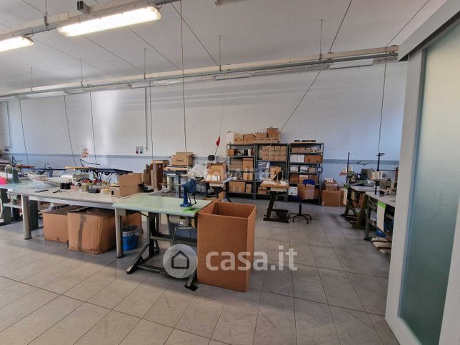 Capannone in commerciale in 