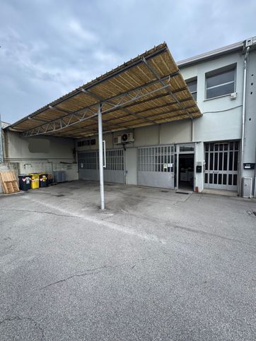 Capannone in commerciale in Viale dell'Industria
