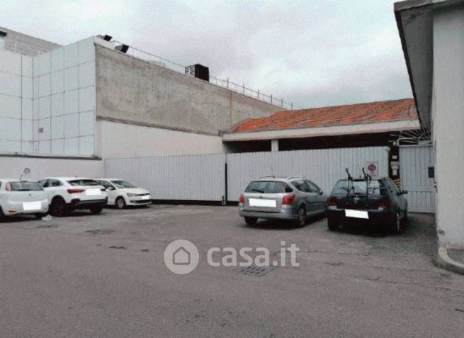 Capannone in commerciale in Via Fratelli di Dio 2