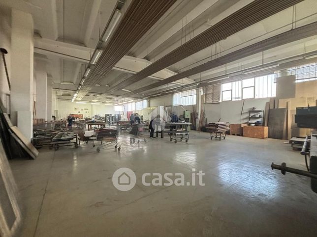Capannone in commerciale in Via la Valle 43