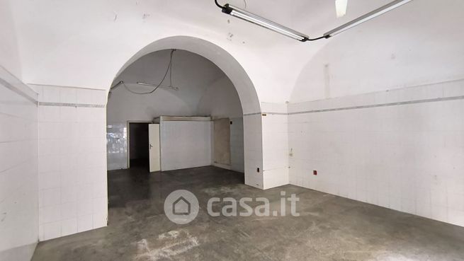 Negozio/locale commerciale in commerciale in Via Giuseppe De Robertis