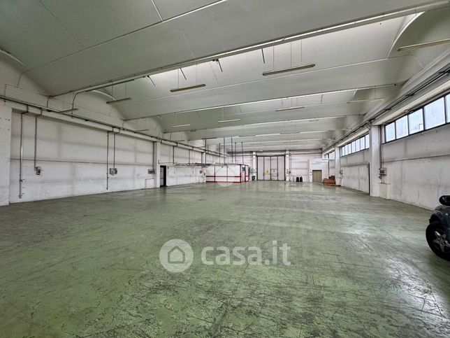 Capannone in commerciale in Via dell'Arma di Cavalleria 15