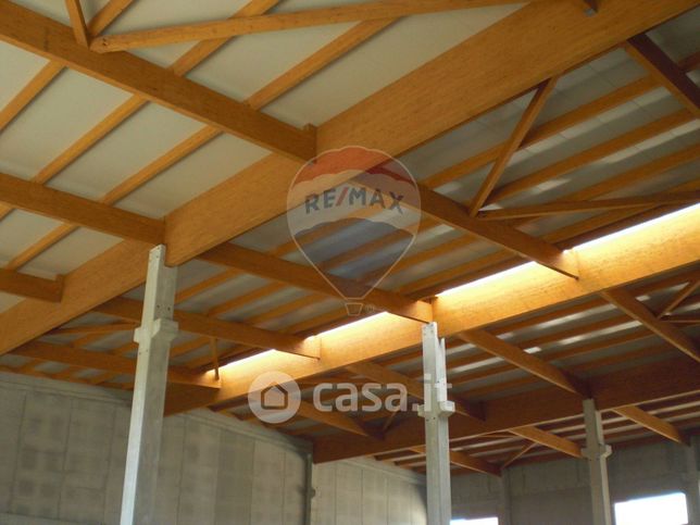 Capannone in commerciale in Via Delle Rose