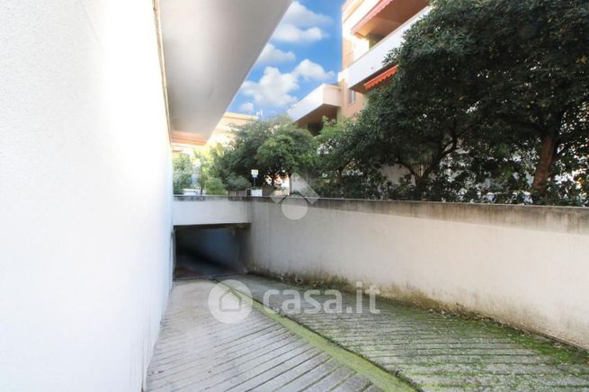 Box/posto auto in residenziale in Via Monte Corno 3