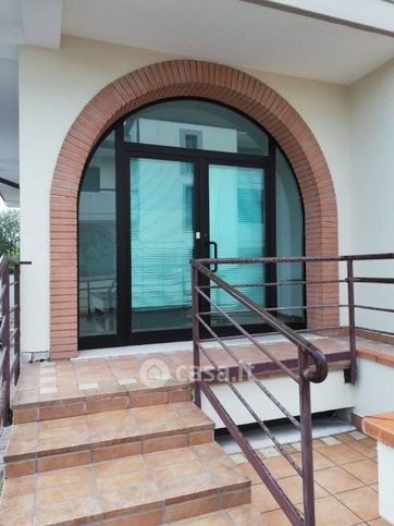 Ufficio in commerciale in Via Giovanni Pascoli