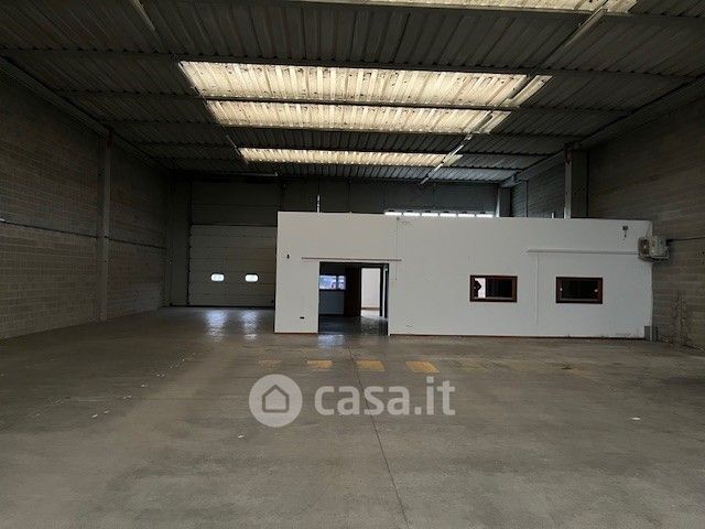 Capannone in commerciale in Via Baldasseria Bassa