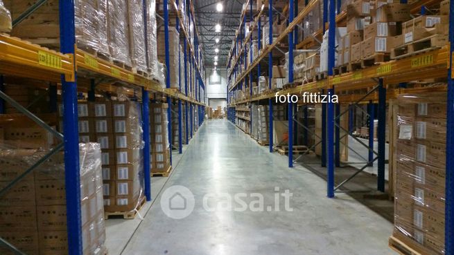 Capannone in commerciale in Via Montalbano