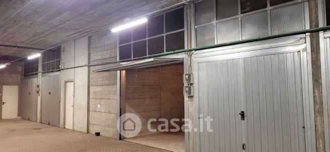 Box/posto auto in residenziale in Via Ugo Foscolo 16