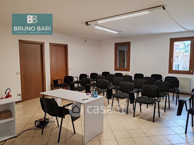 Ufficio in commerciale in Via Cortina