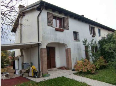 Casa bi/trifamiliare in residenziale in Via Pietro Sola 47