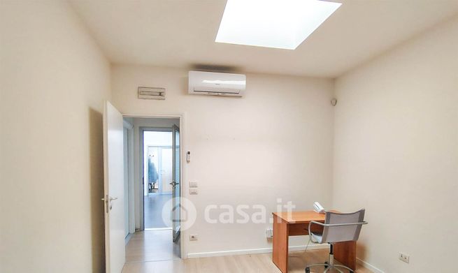 Ufficio in commerciale in 