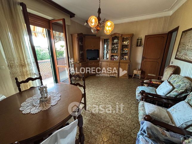 Casa bi/trifamiliare in residenziale in 