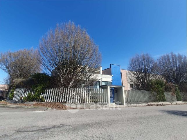 Capannone in commerciale in Via dell'Industria 15