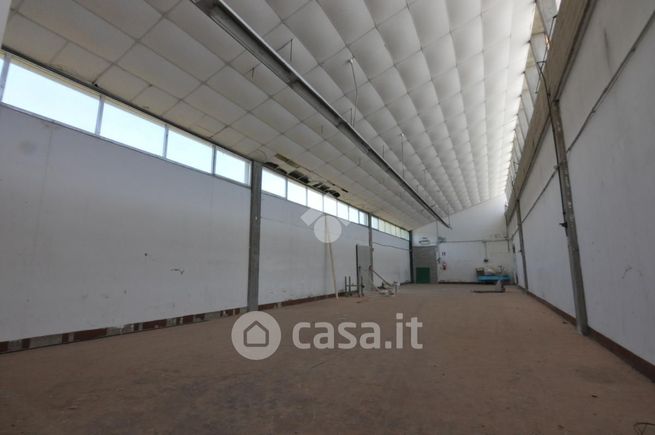 Capannone in commerciale in Via Antonio Labriola 2