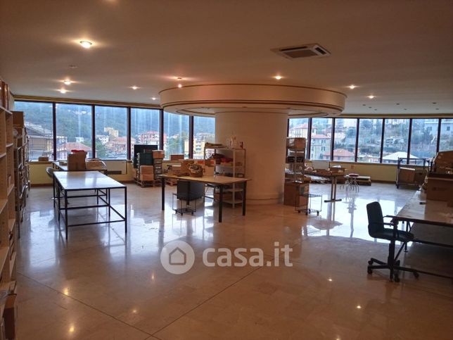 Capannone in commerciale in 