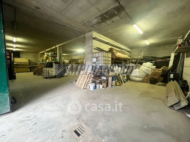 Capannone in commerciale in 
