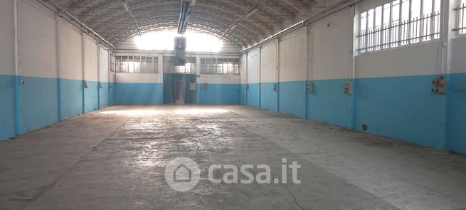 Capannone in commerciale in Via Giacomo Puccini 8