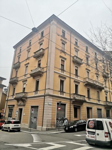 Ufficio in commerciale in Via Alfonso Rubbiani