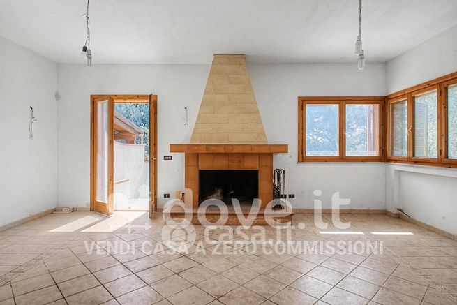 Villa in residenziale in Via Verbene 15