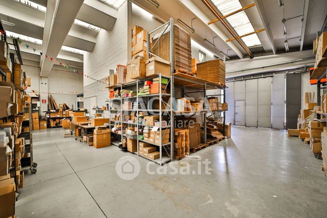 Capannone in commerciale in Via Vimercate
