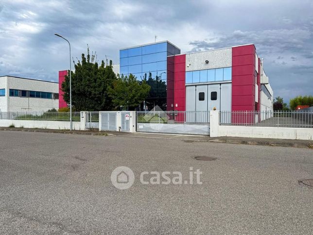 Capannone in commerciale in Via Maestri del Lavoro d'Italia 19