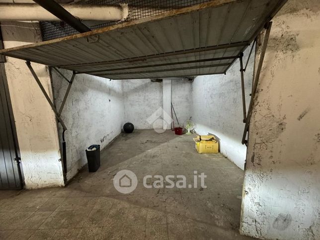 Box/posto auto in residenziale in Via delle Gondole 143