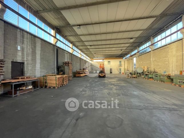 Capannone in commerciale in Via Tonale