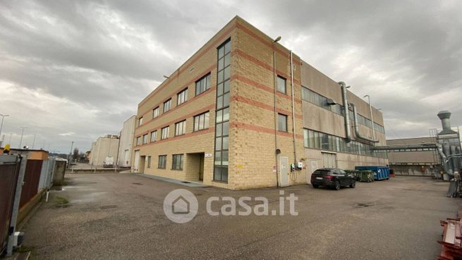 Capannone in commerciale in Via del Lavoro