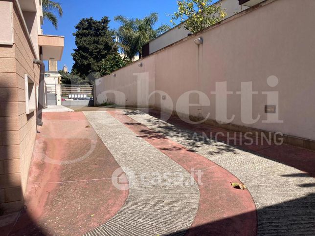 Box/posto auto in residenziale in Via Ruggero Flores 36