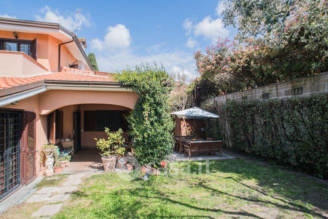 Villa in residenziale in Viale Oceania