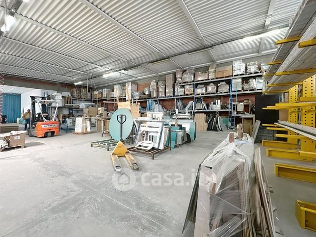 Capannone in commerciale in Via Alessandro Volta 1