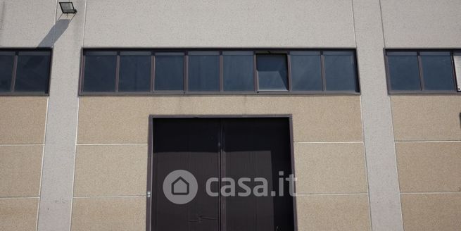Capannone in commerciale in Via Budrie 36
