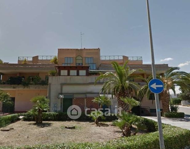 Box/posto auto in residenziale in Via delle Querce 123