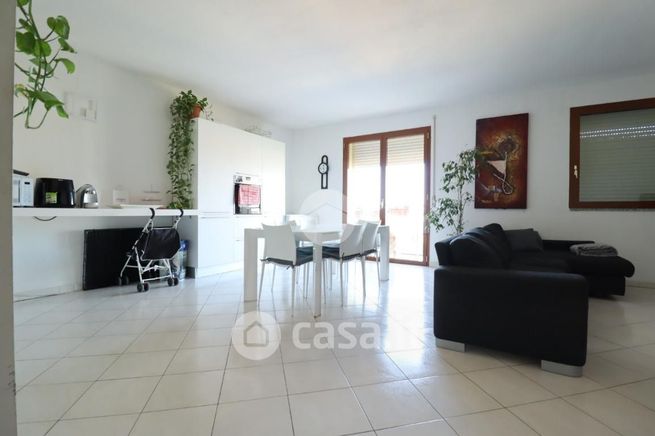 Appartamento in residenziale in Viale Marche 11
