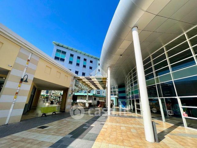 Ufficio in commerciale in Via Federico Fellini