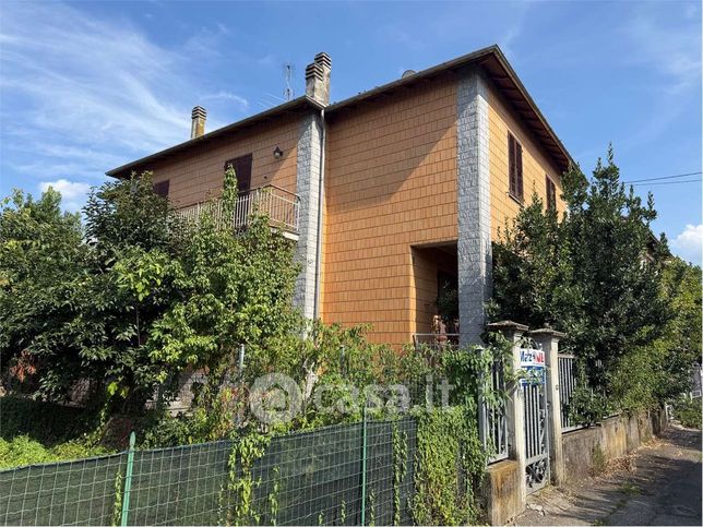 Casa bi/trifamiliare in residenziale in