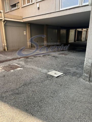 Garage/posto auto in residenziale in Viale Varese