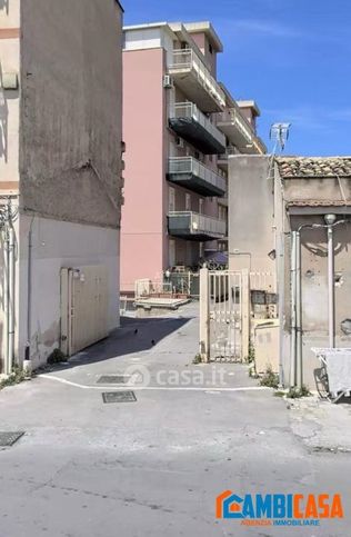 Box/posto auto in residenziale in Via Sperone 256