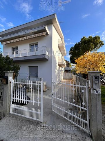 Appartamento in residenziale in Via I. Nievo 76
