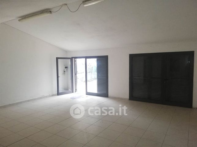 Capannone in commerciale in 