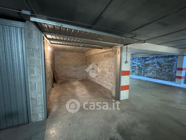 Box/posto auto in residenziale in Via Vincenzo Monti 16