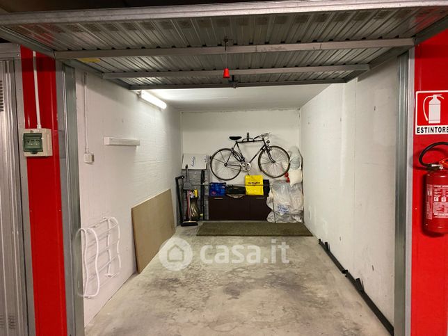 Garage/posto auto in residenziale in Viale Etiopia 8 A