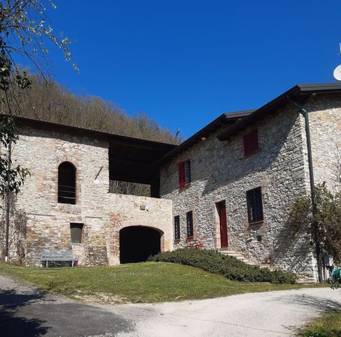Casa indipendente in residenziale in Frazione versa