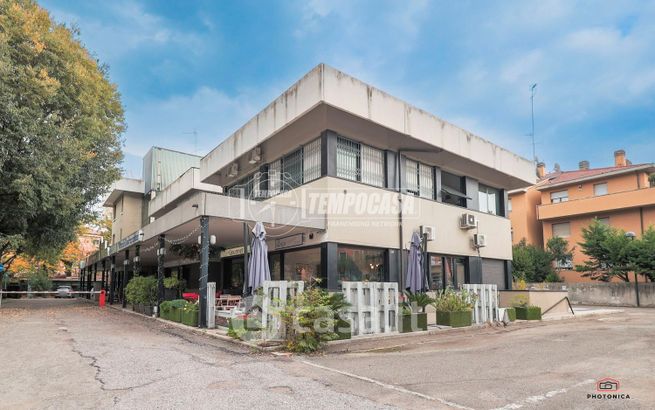 Capannone in commerciale in 