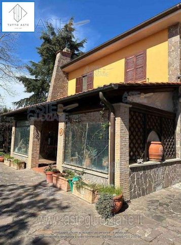 Terreno agricolo in commerciale in Via dell'Aquila 158