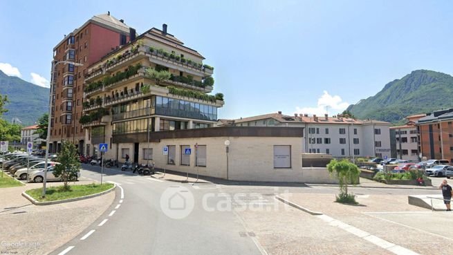 Negozio/locale commerciale in commerciale in Via Giuseppe Resinelli 2